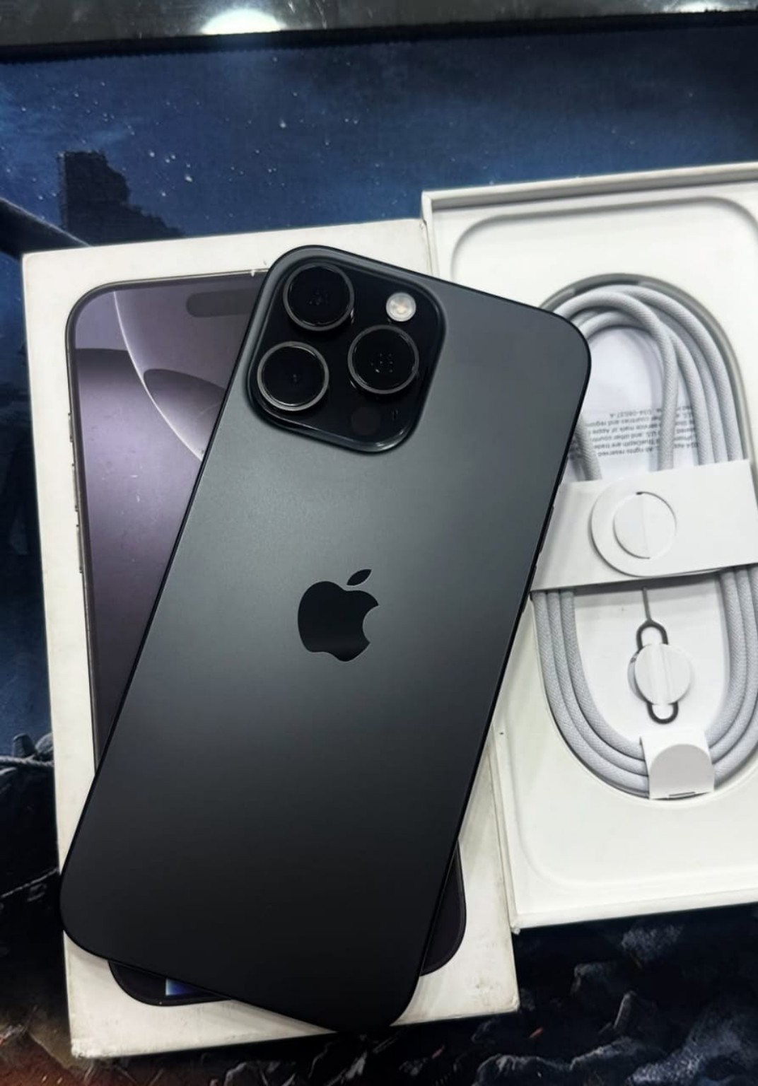 iPhone oscuro con caja y cable