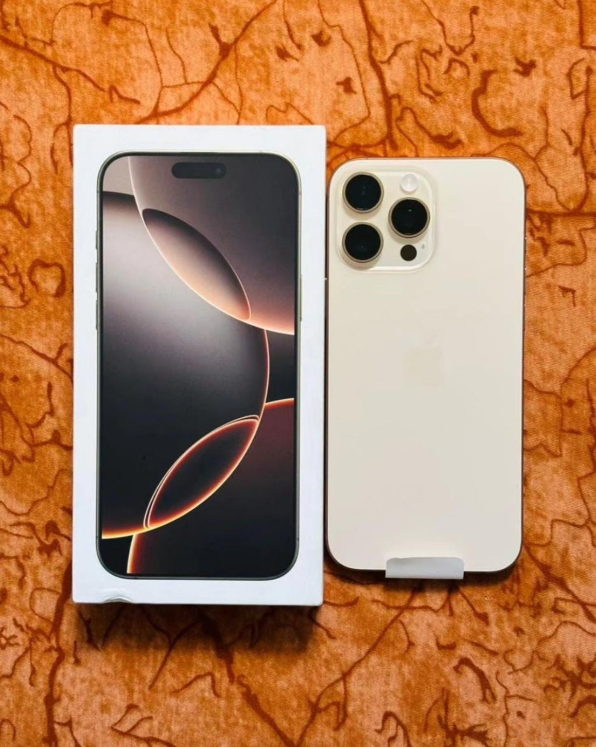 iPhone en caja blanca