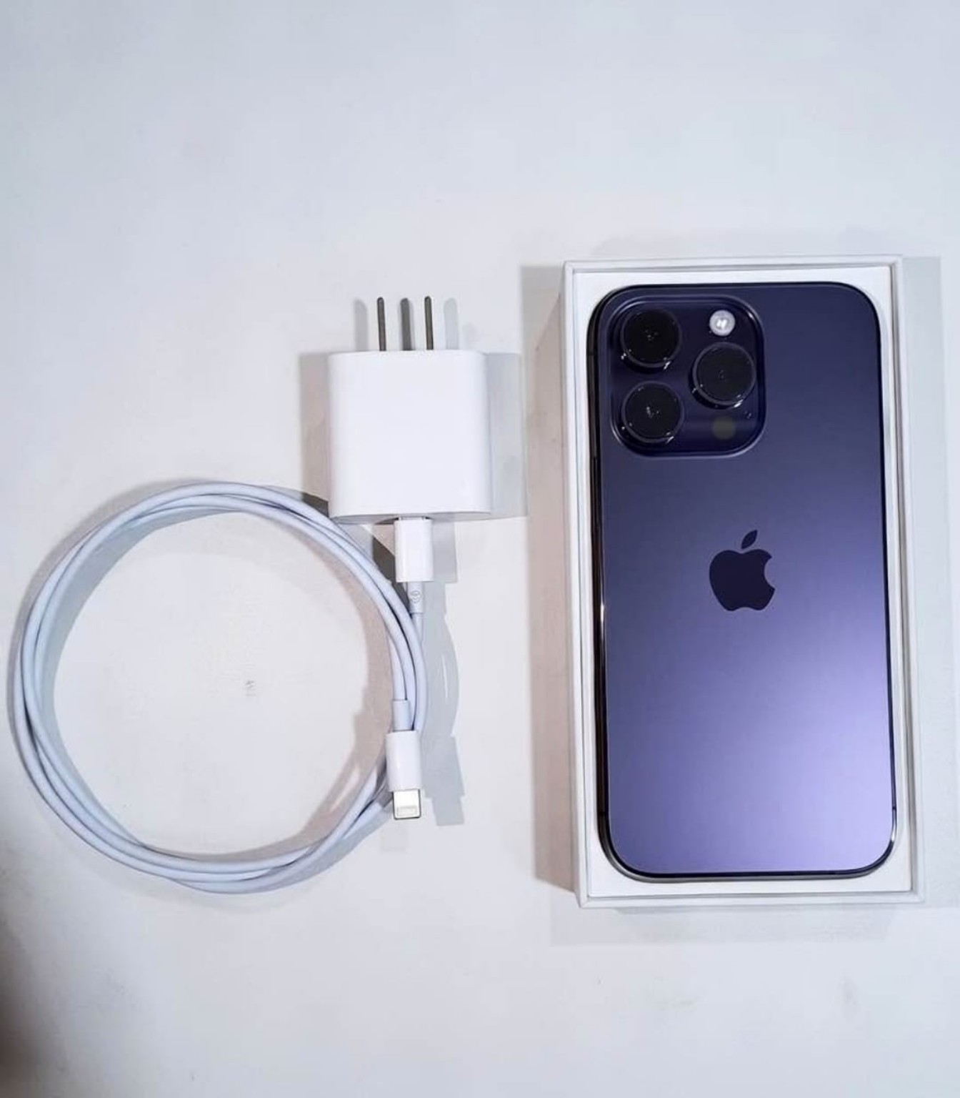 iPhone con accesorios de carga