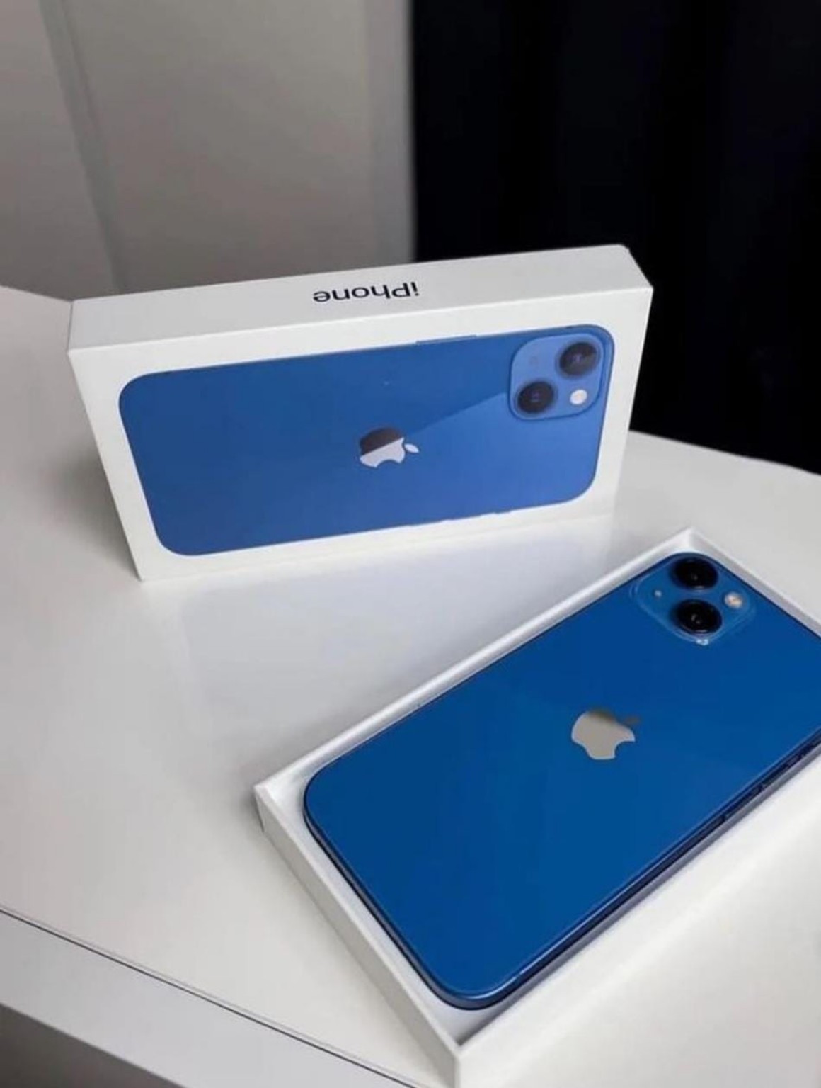 iPhone azul en caja