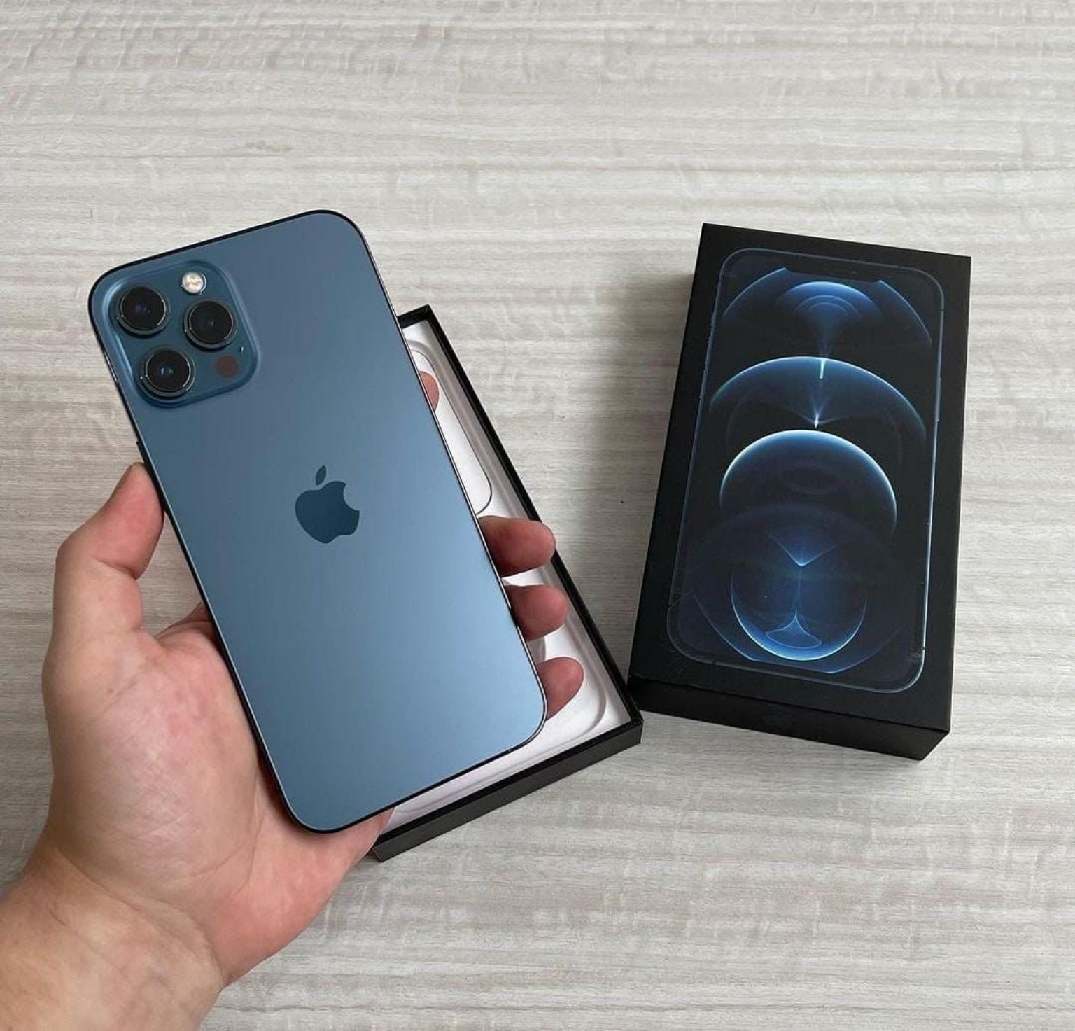 iPhone azul presentado en caja